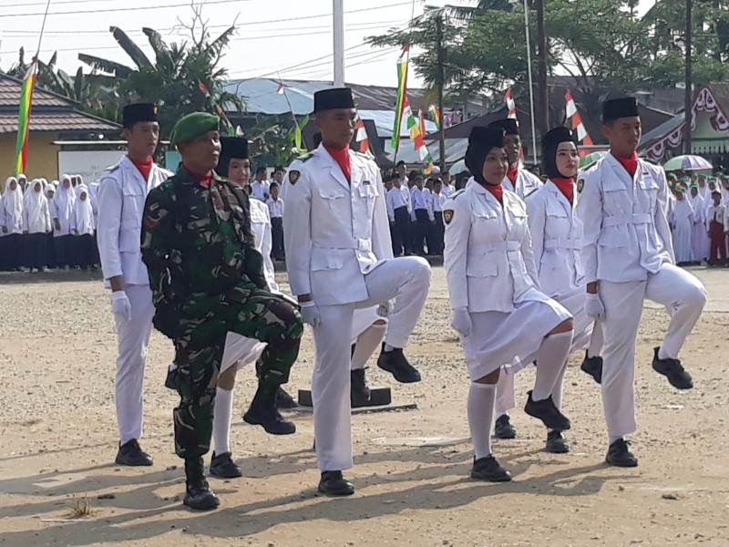 Peringatan HUT RI ke-78, Babinsa Koramil 05/Gas Hadiri Upacara Pengibaran Bendera Merah Putih Tingkat Kecamatan