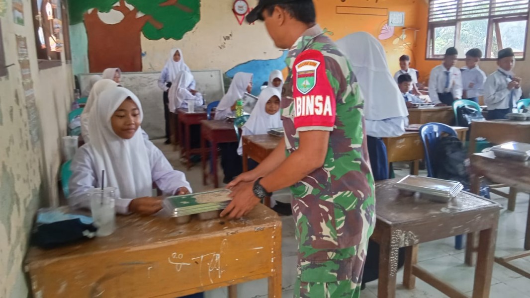 Babinsa Koramil 09/Kemuning Dampingi Program Makan Bergizi Gratis untuk 3245 Orang di Desa Keritang Hulu