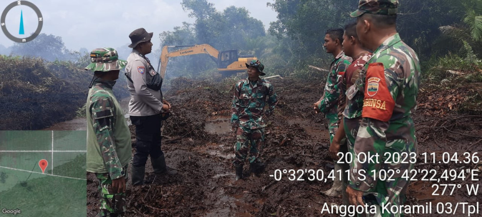 Upaya Penanganan Karlahut, Danramil 03/Tpl : Putus Jalur Api Dengan Alat Berat