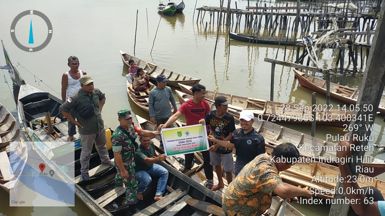Penyerahan Perahu Dalam Program Ketahanan Pangan Dana Desa Oleh Babinsa Koramil 07/Reteh Kepada Masyarakat