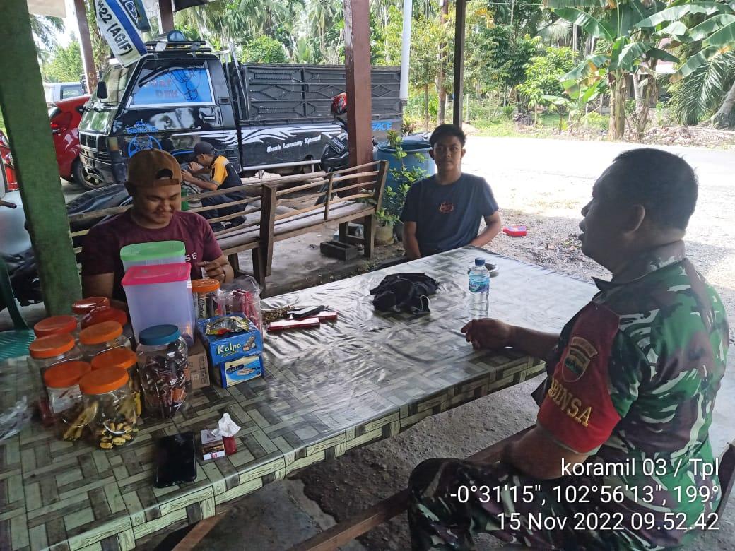 Babinsa 03/TPL Komsos Dengan Para Pemuda Di Desa Binaan