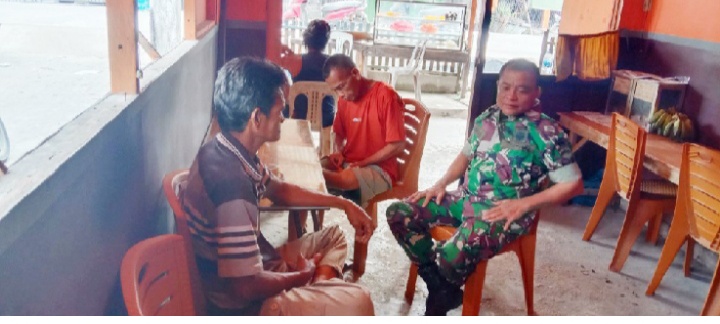 Babinsa Koramil 07/Reteh Rutin Melaksanakan Komsos di Kelurahan Benteng