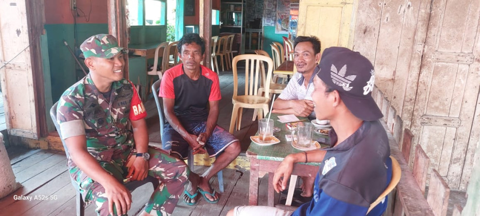 Babinsa Koramil 05/Gas Pratu Abd.Hafis Sitorus Aktif Laksanakan Komsos Bersama Masyarakat di Wilayah Binaan