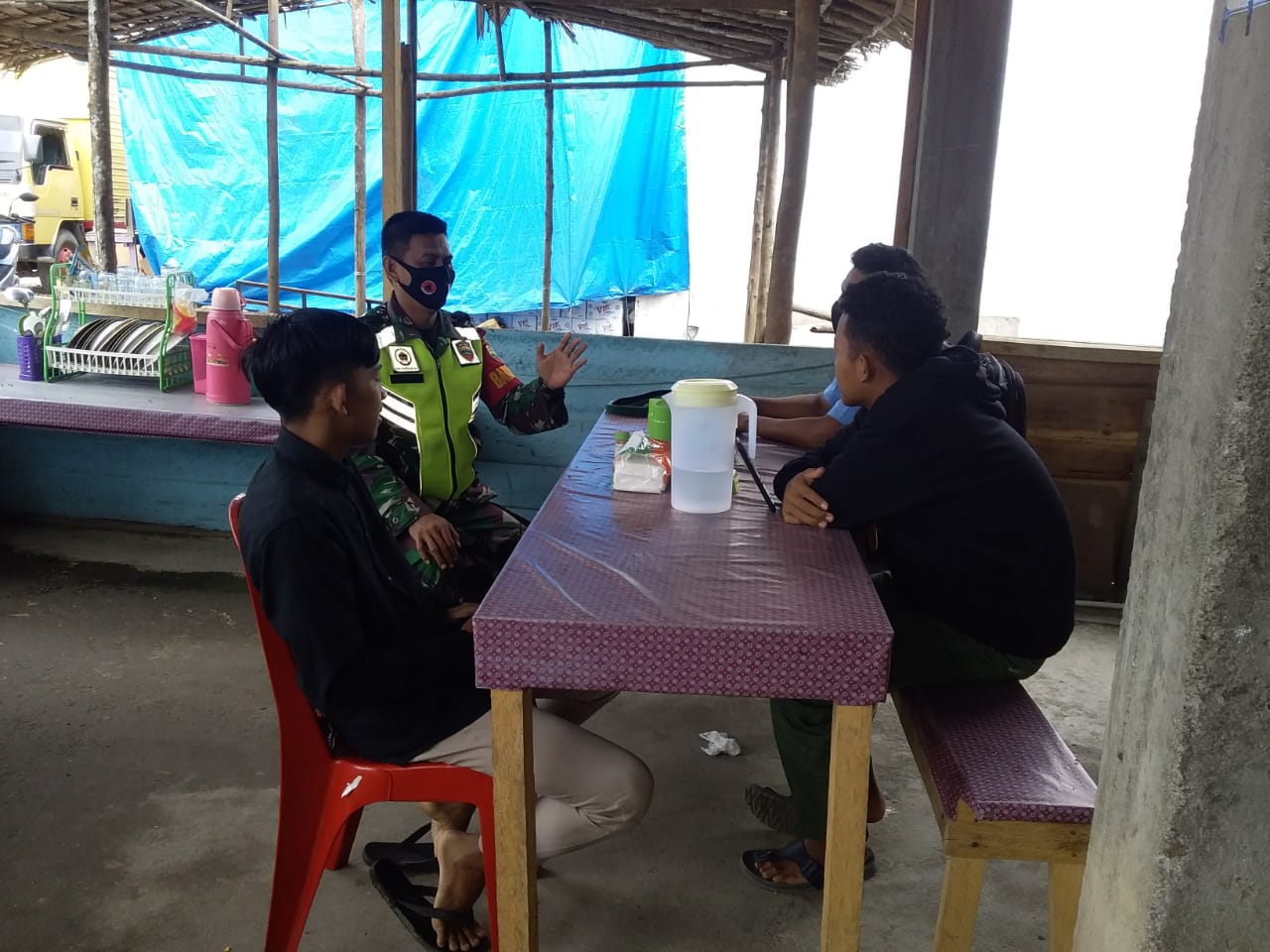 Komsos, Babinsa Koramil 09/Kemuning Ingatkan Warga Betapa Pentingnya Protkes