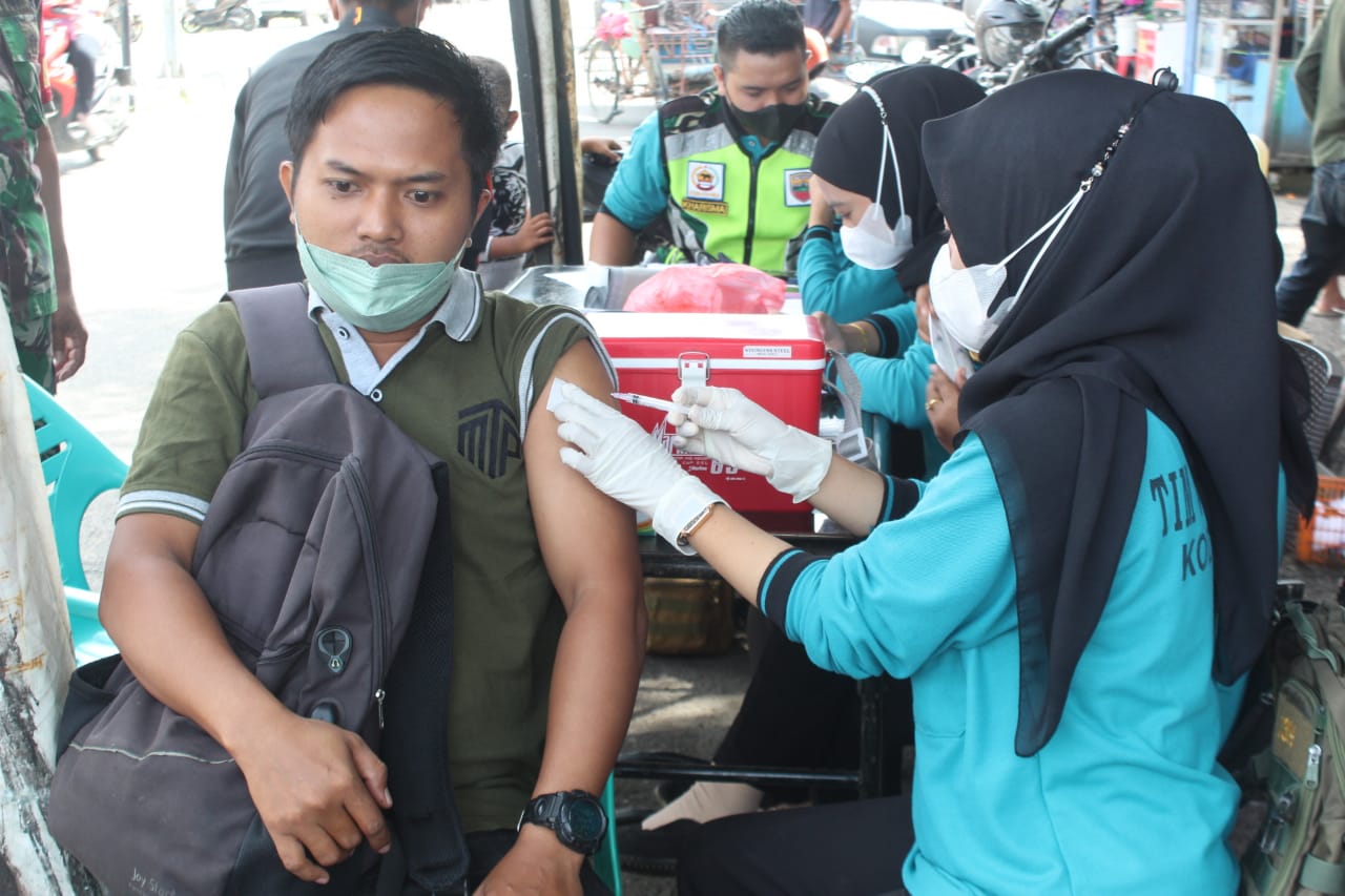 Polkes 01.10.11 Kodim 0314/lnhil dan Koramil 01/Tembilahan Lakukan Vaksinasi di Lapangan Air Mancur