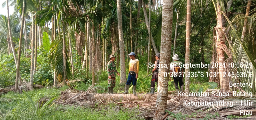 Babinsa Koramil 07/Reteh Terus Lakukan Pencegahan Karhutla Dengan Warga Setempat