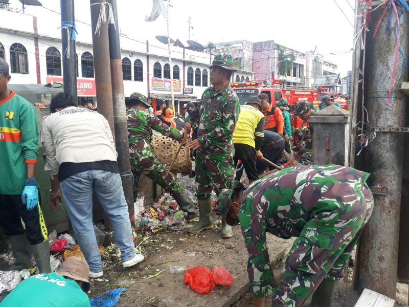 Peduli Kesehatan Danramil 05/Gas Bersama Babinsa dan Warga Gotong Royong Bersihkan Pasar