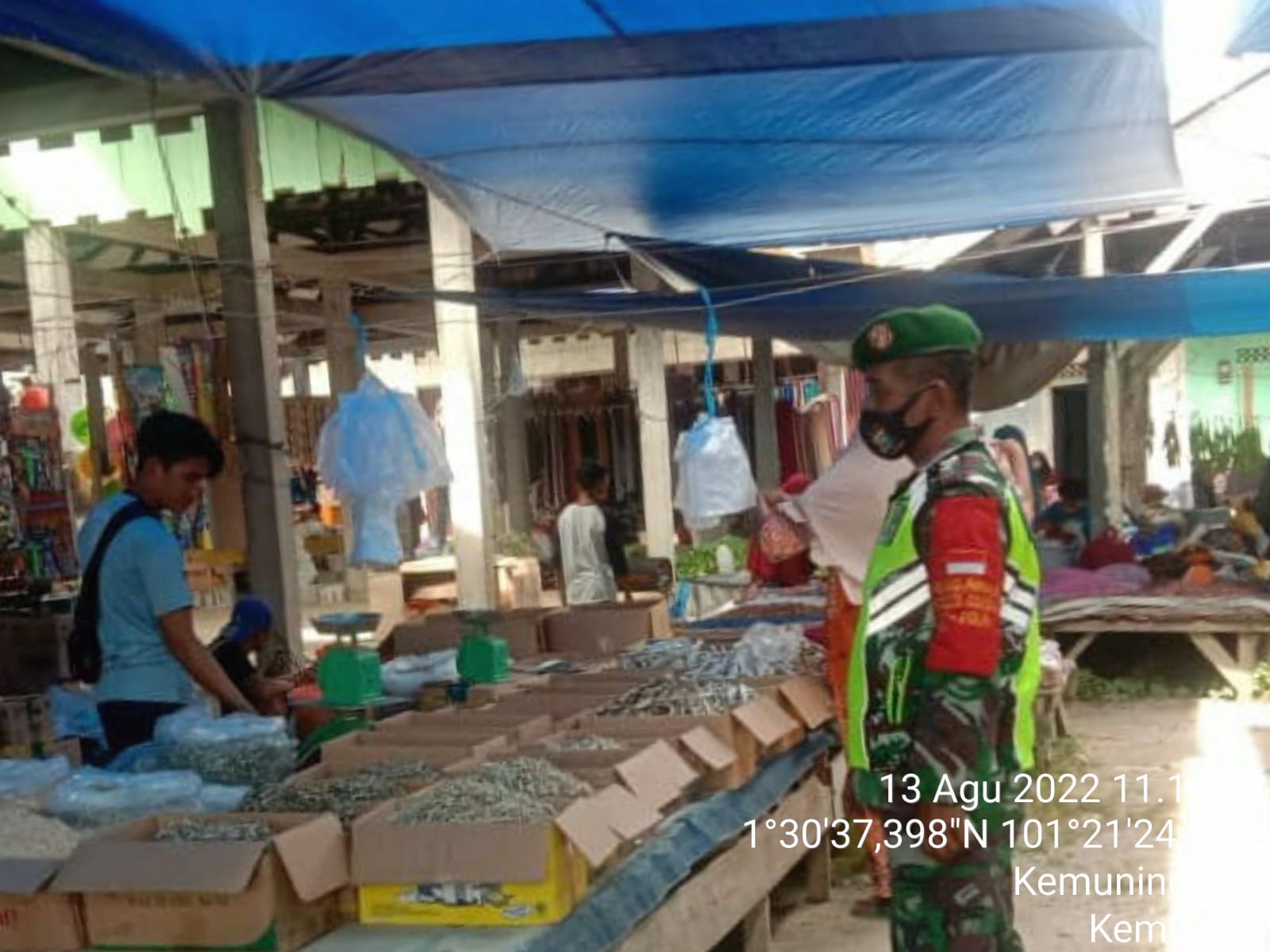 Pasar Pagi Kemuning Tua Jadi Sasaran, Babinsa Tegakkan Protkol Kesehatan