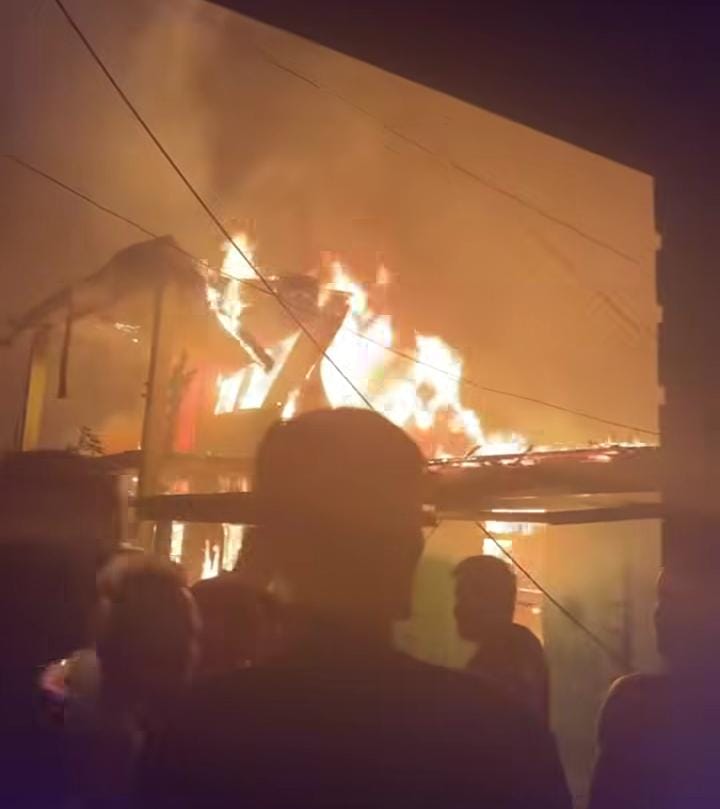 Kebakaran Melanda Tembilahan, 5 Rumah Habis dan 2 Rumah Rusak