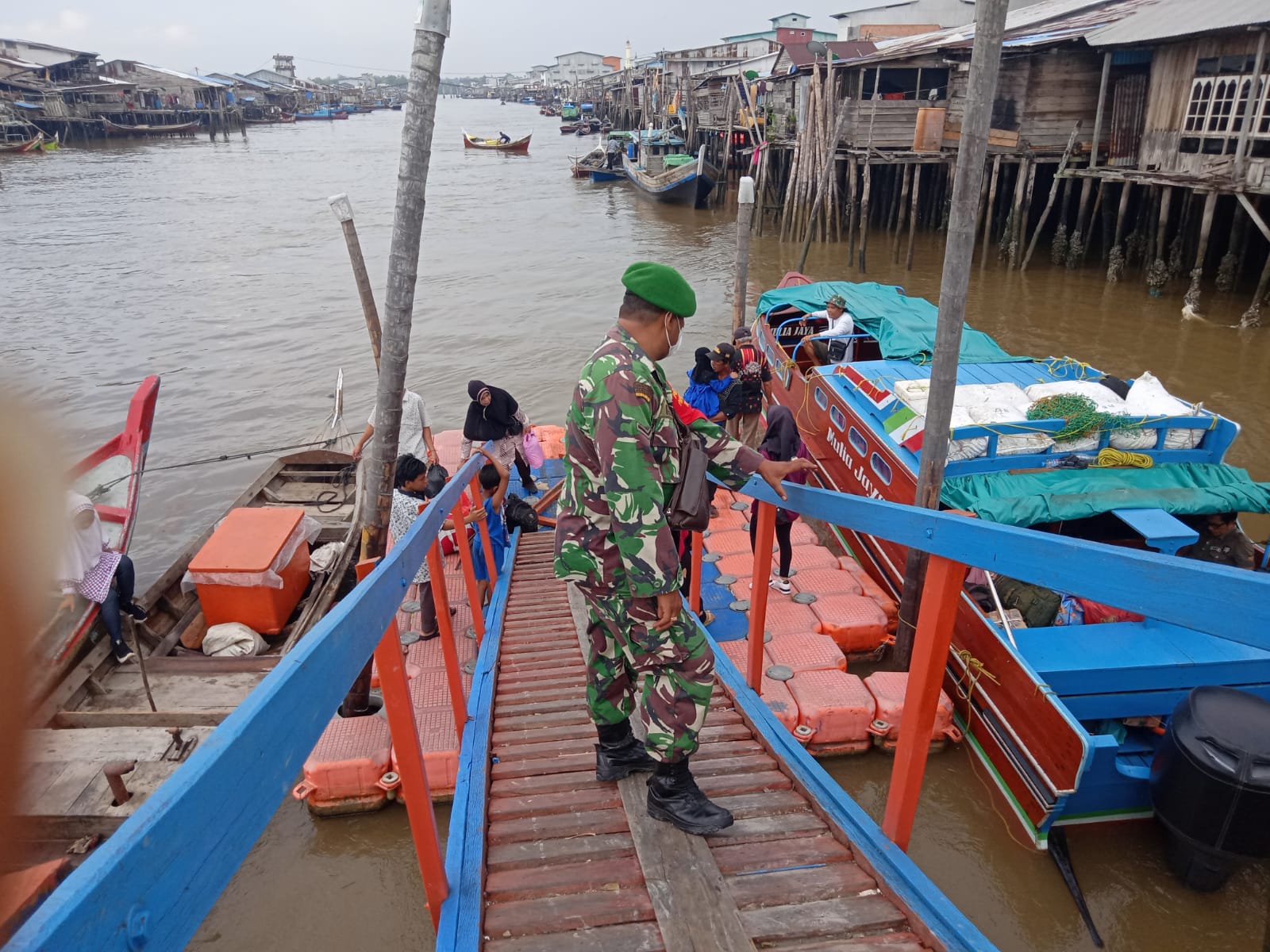 Pengecekan dan Pengawasan di Pelabuhan Desa Panglima Raja Oleh Serda Ilyas