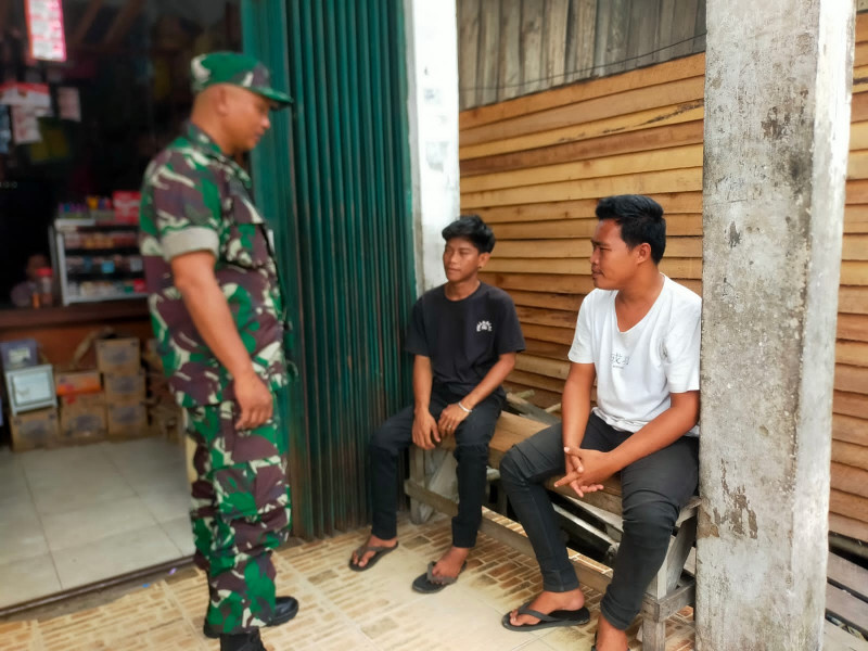 Bersama Pemuda Kelurahan Tanjung Pidada Babinsa 03/Tpl Komsos Terkait Pilkada 2024