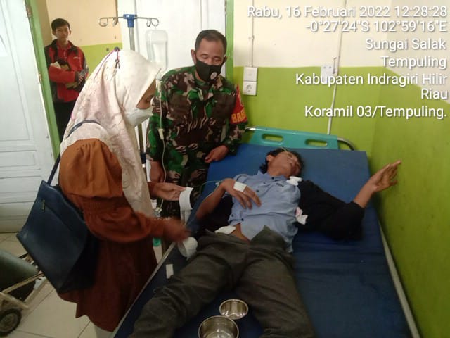 Babinsa 03/Tempuling Bersama Warga Bantu Evakuasi Korban Kecelakaan