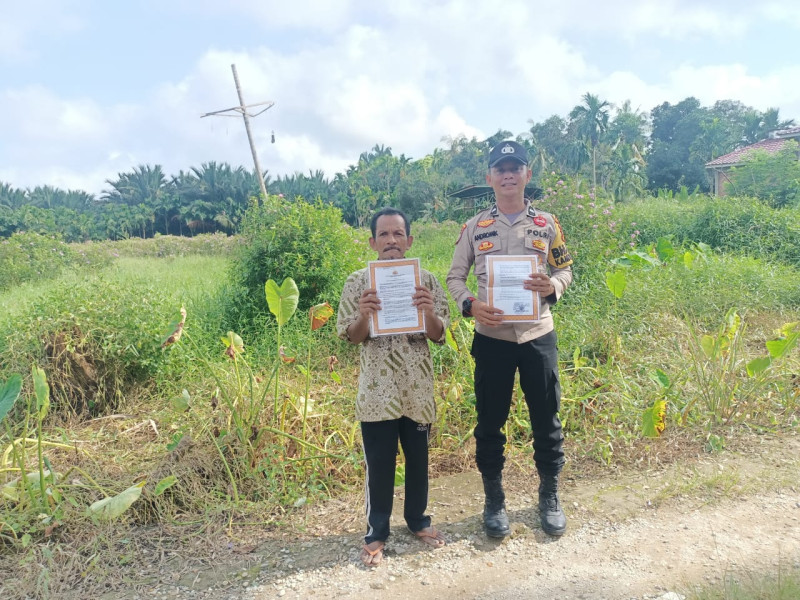Bhabinkamtibmas Desa Teluk Sungka Aipda Andromik Laksanakan Sosialisasi dan Penyebaran Maklumat Kapolda Riau Terkait Larangan Membuka Hutan dan Lahan Dengan Cara Di Bakar