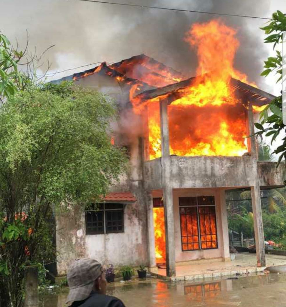 Terkini, Kebakaran Hanguskan Rumah Bertingkat di Pekan Arba Tembilahan