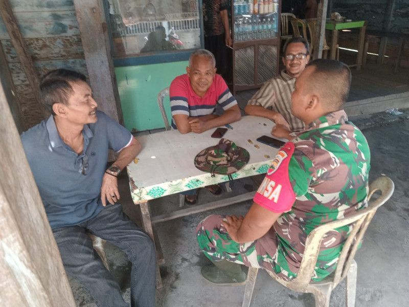 Ciptakan Pemilu Damai, Koramil 07/Reteh Giat Komsos Dengan Warga