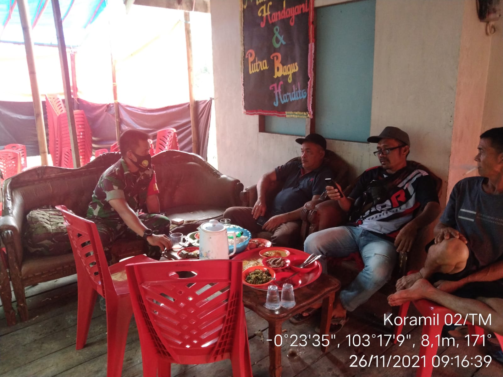 Bangun Kebersamaan Warga, Babinsa Tekulai Hilir Rutin Lakukan Komsos