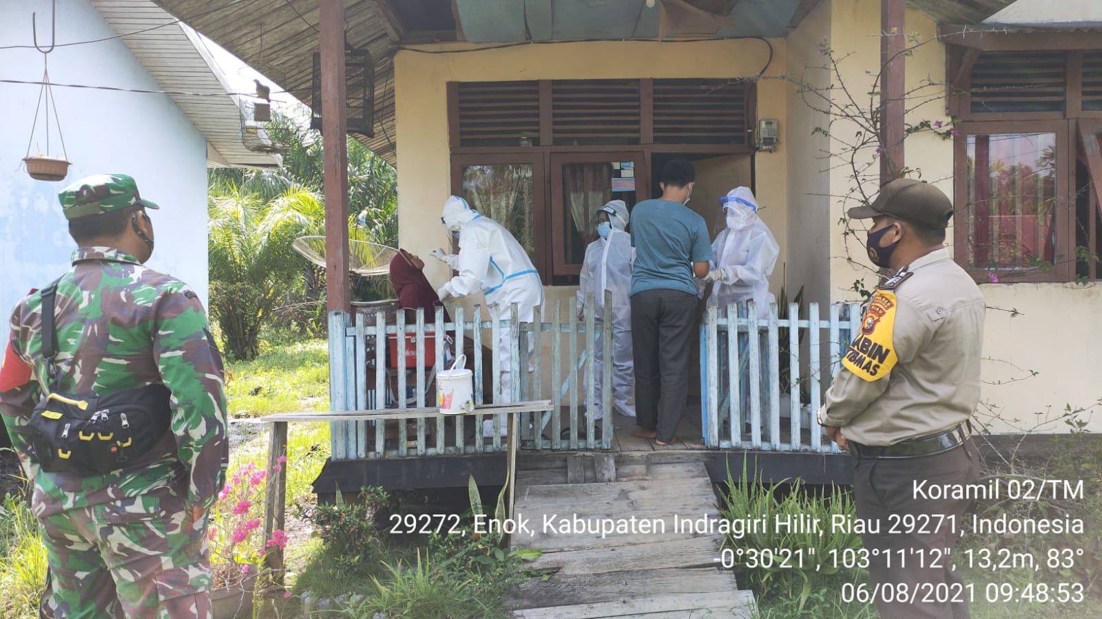 Babinsa 02/Tanah Merah dan Bhabinkamtibmas Dampingi Pengambilan Swab PCR Terhadap Warga