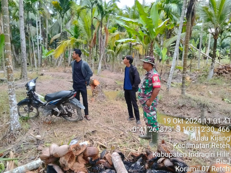 Babinsa Serka Ferry Barus Rutin Patroli Karhutla Bersama Masyarakat Setempat
