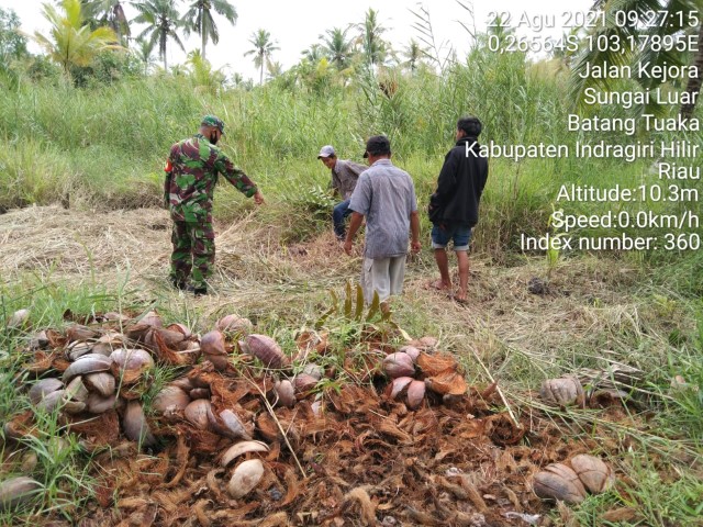 Bersama Warga, Babinsa Serda Safrijon Pantau Lokasi Rawan Kebakaran Lahan dan Hutan