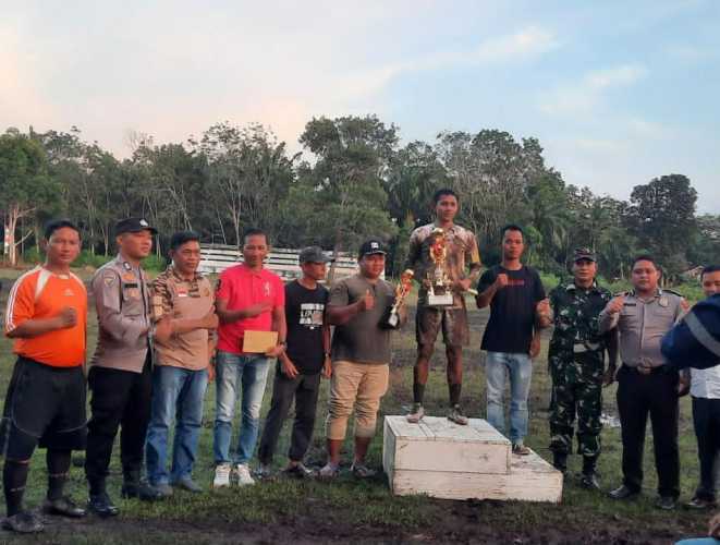 Babinsa 03/Tpl Hadiri Final Sekaligus Penutupan Turnamen Sepak Bola Di Bayas Jaya