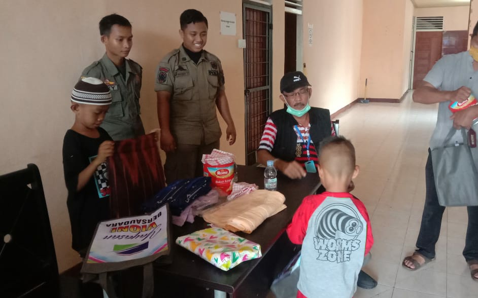 Marlis Syarif Santuni Dua Bocah Pengamen Binaan Dinsos Inhil