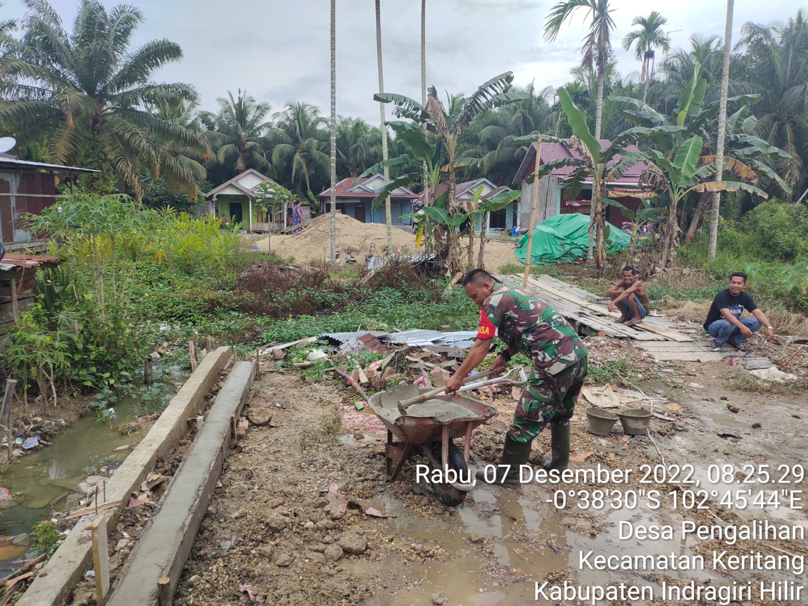 Bentuk Kebersamaan Antar Babinsa Koramil 09/Kemuning Dengan Warga