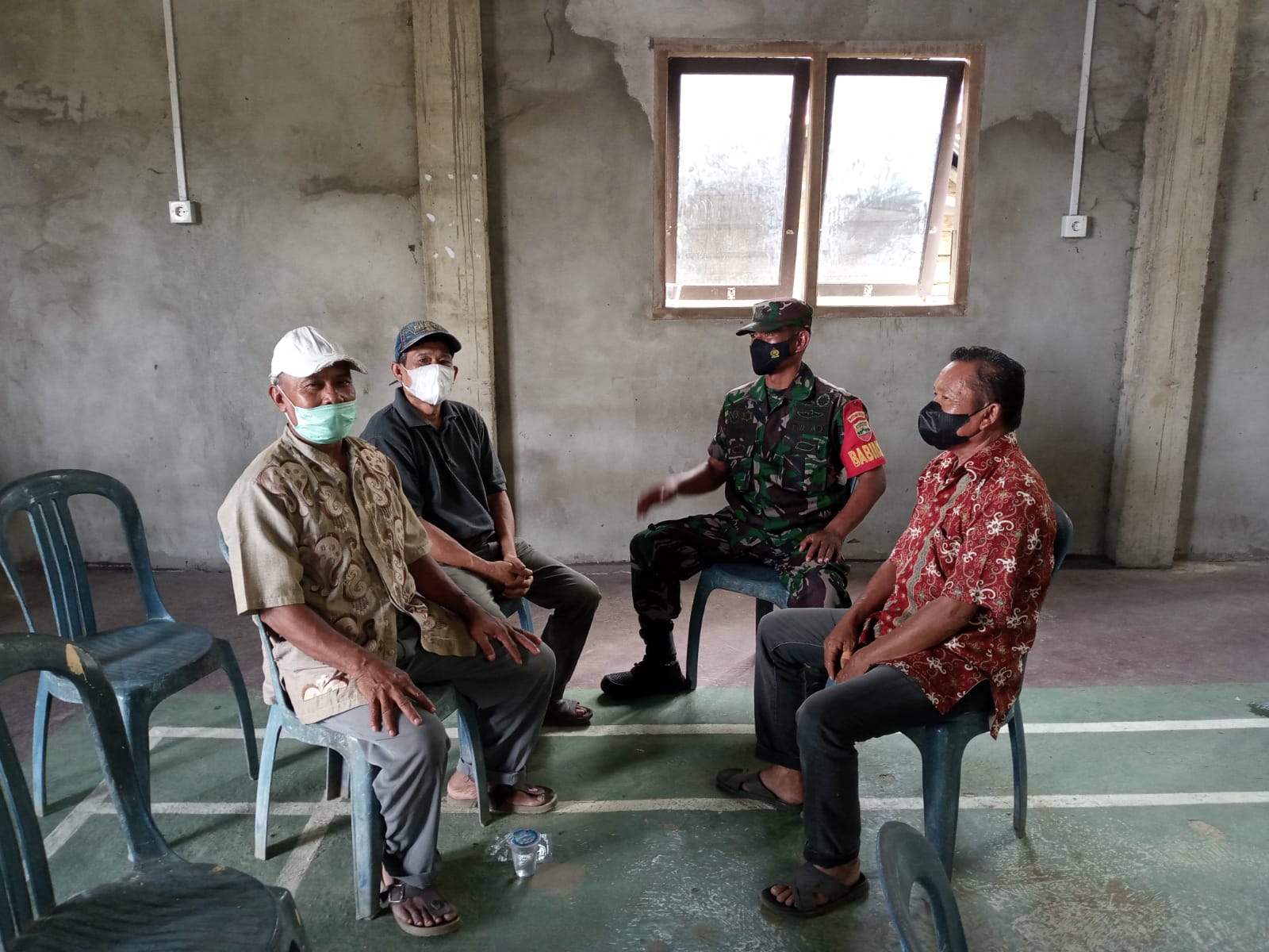 Dengan Himbauan Secara Humanis, Babinsa Koramil 03/Tempuling Himbau Masyarakat Untuk Vaksin