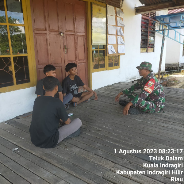 Dalam Pelaksanaan Komsos, Babinsa Koramil 04/Kuindra Sampaikan Kepada Warga Berikan Pendidikan Yang Mempuni Terhadap Anak