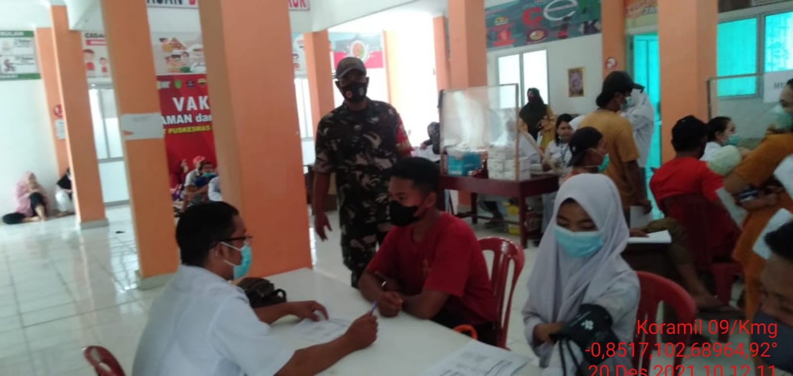 Babinsa Koramil 09/Kemuning Kembali Dampingi Vaksinasi di UPT Puskesmas Keritang Hulu