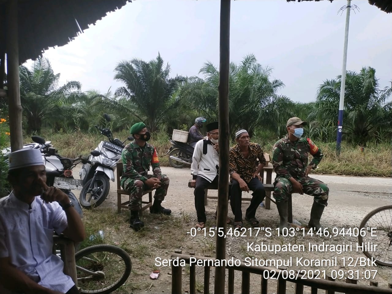 Ciptakan Kemanunggalan TNI-Rakyat, Personil Koramil 12/Batang Tuaka Jalin Komsos