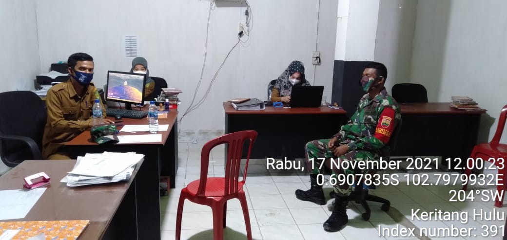 Babinsa Koramil 09/Kemuning Rutin Lakukan Komsos di Keritang Hulu