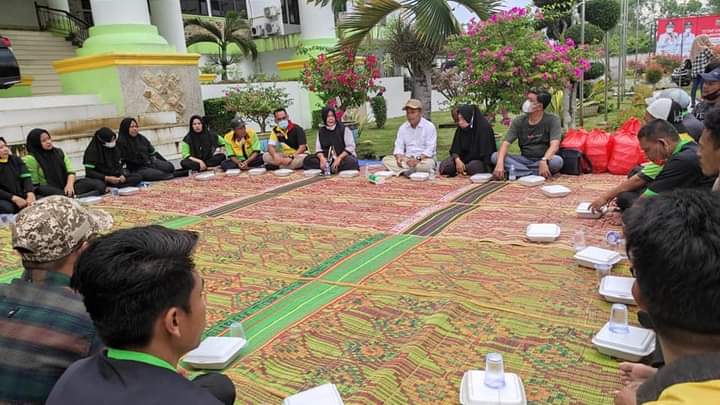 Plt Wali Kota Tanjungbalai Beri Motivasi dan Sarapan Bersama Petugas Kebersihan