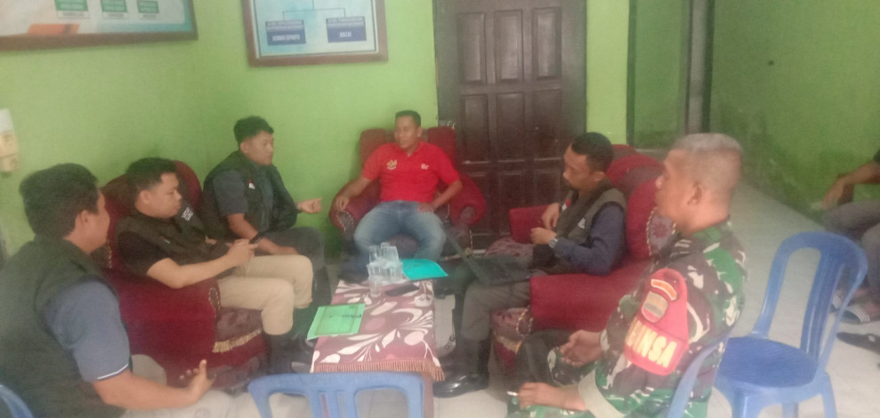 Babinsa Koramil 09/Kemuning Melaksanakan Komsos dengan Masyarakat Limau Manis untuk Tingkatkan Hubungan dan Kerjasama