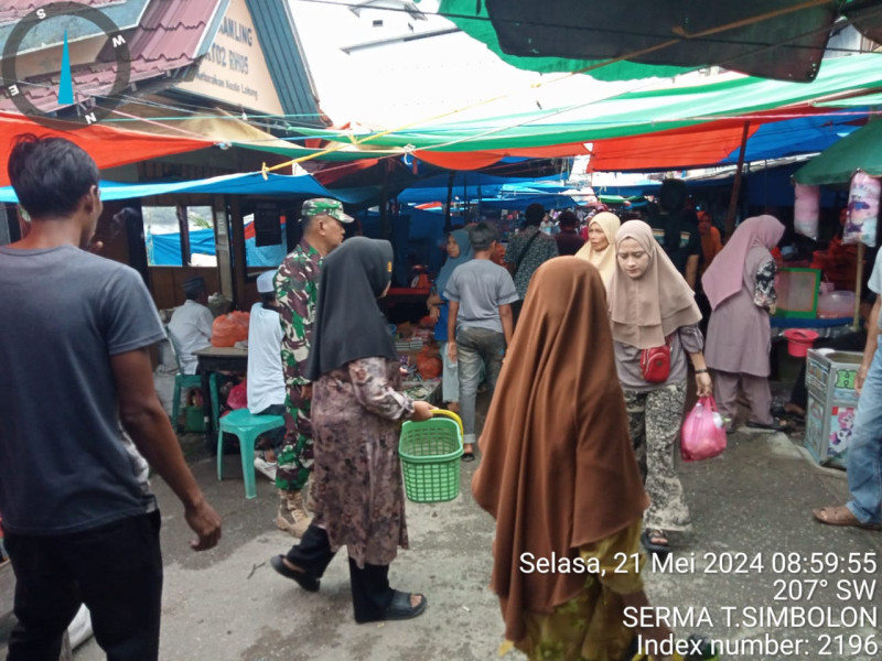 Bhabinsa Koramil 05/Gas Serma Tota melaksanakan Giat patroli di Pasar Mingguan
