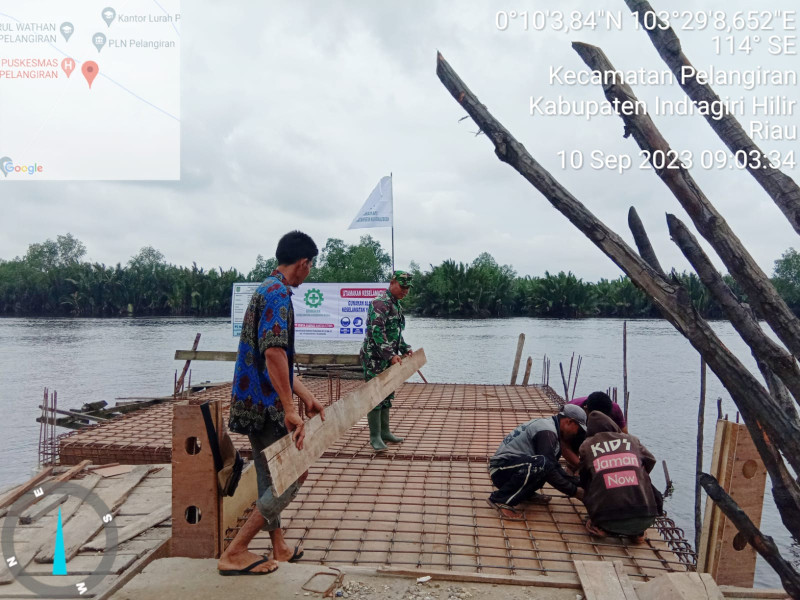 Giat Goro, Babinsa Koramil 10/Pelangiran Perbaiki Pelabuhan Puskesmas Yang Rusak Bersama Warga