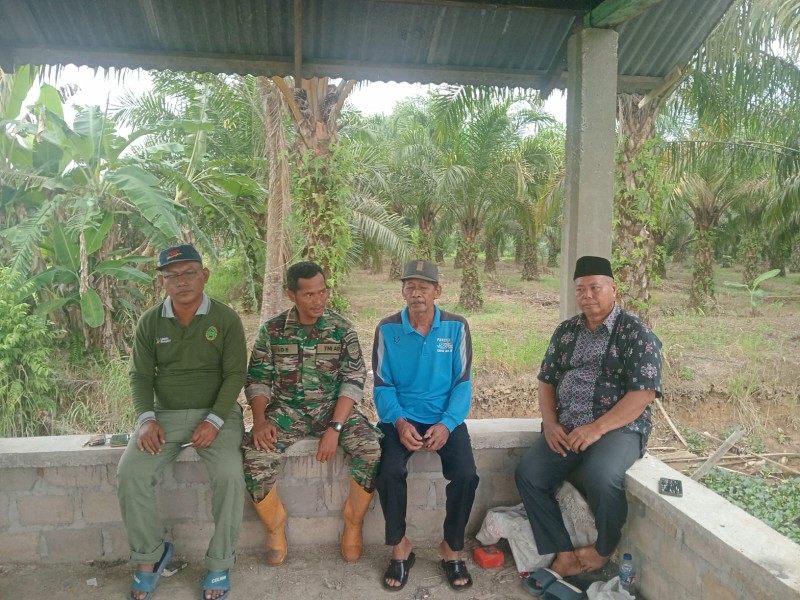 Komunikasi yang Intens: Sertu M. Ade Putrawan dan Warga Desa Karya Tunas Jaya dalam Komsos yang Santai