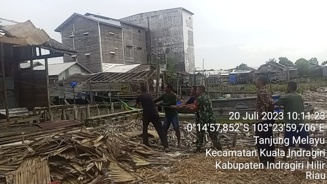 Kepedulian Lingkungan, Babinsa Koramil 04/Kuindra Giat Goro Untuk Membantu Perbaikan Rumah Warga