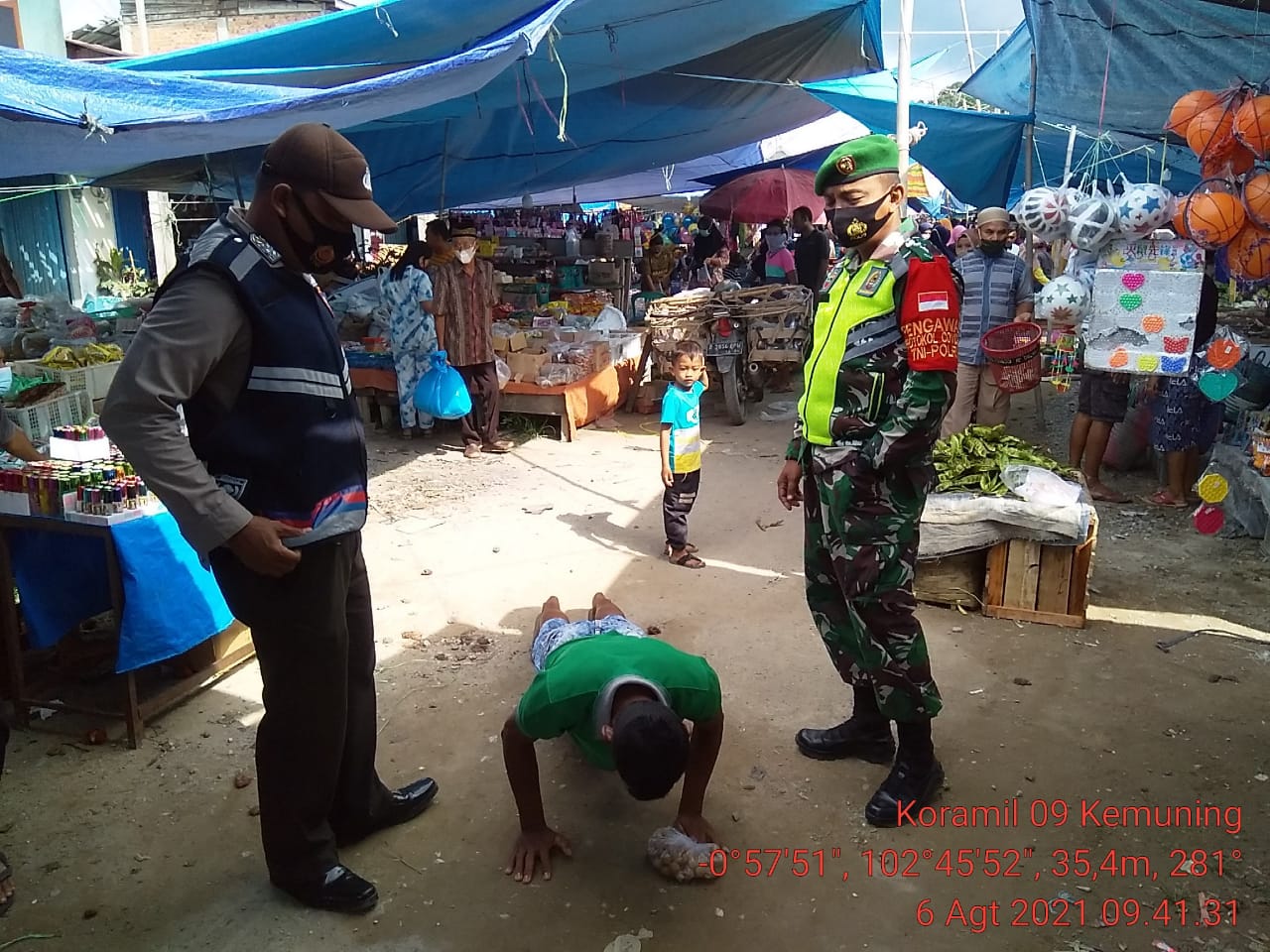 Bandel Tidak Patuhi Protkes di Selensen, Warga Ini Dihukum Babinsa dan Bhabinkamtibmas
