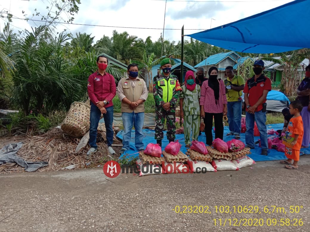 Koptu Ronald Manalu Dampingi Penyaluran Bantuan BPNT di Desa Sungai Rawa