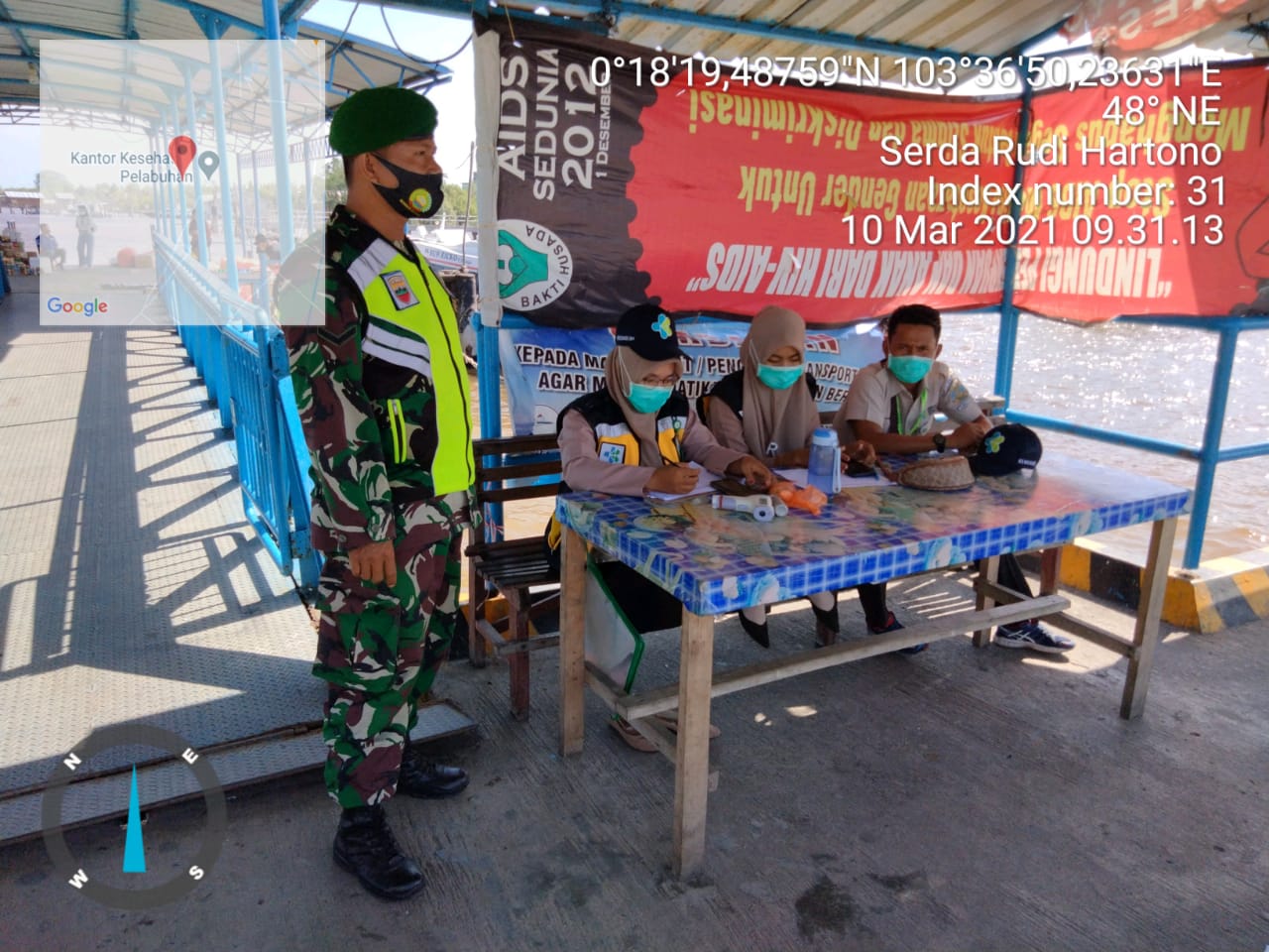 Serda Rudi Hartono Bersama Satgas Pantau Aktifitas Warga di Pelabuhan HK