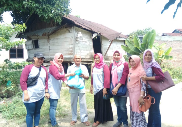 FJPI Riau Bagikan Ratusan Sembako untuk Warga Kurang Mampu FJPI Riau Bagikan Ratusan Sembako untuk Warga Kurang Mampu