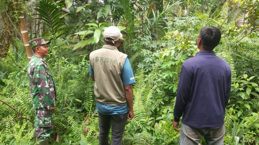 Babinsa Koramil 07/Reteh Laksanakan Patroli Tapal Batas di Wilayah Desa Mekar Sari