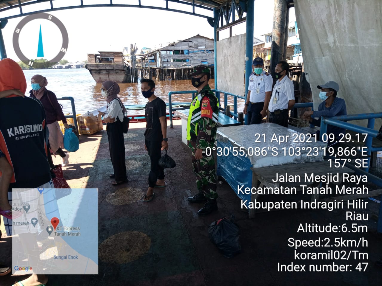 Koramil 02/Tanah Merah Gelar Penegakan Disiplin Protkes di Pelabuhan Kuala Enok