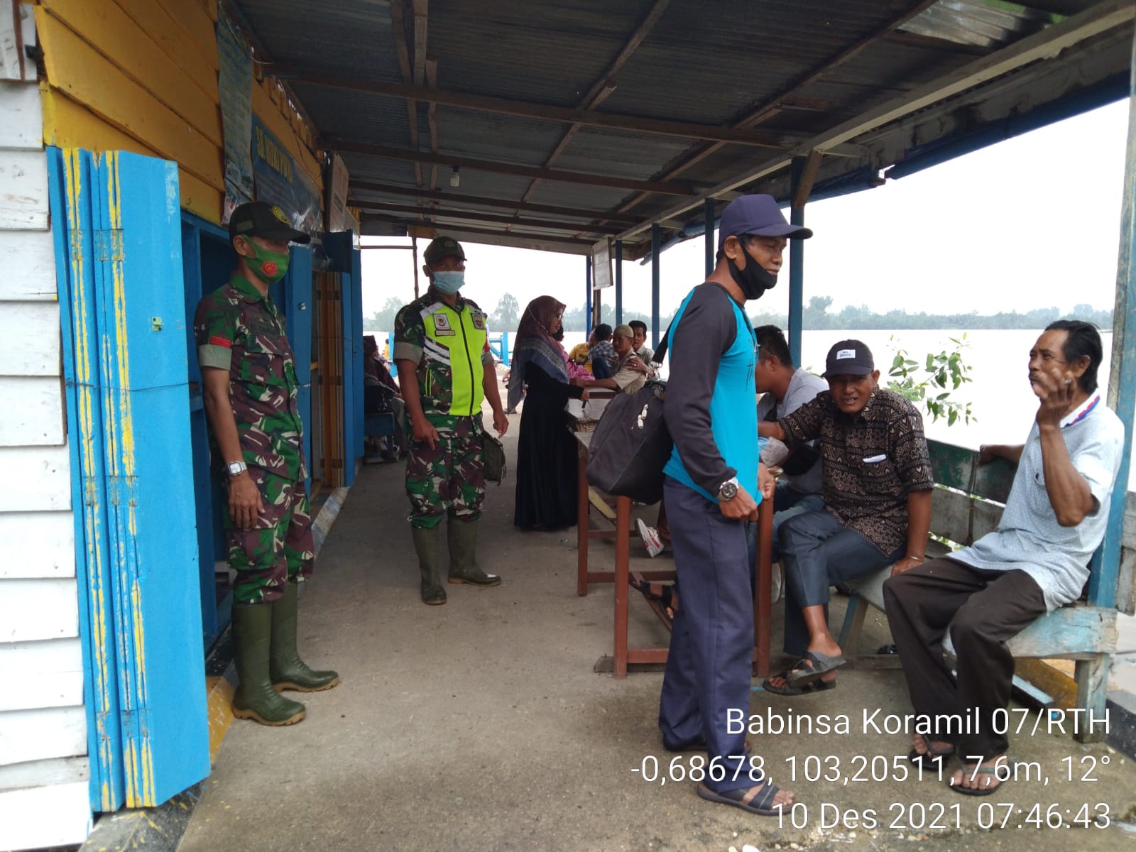 Personil Koramil 07/Reteh Terus Gencarkan Penegakan Protkes di Desa Binaan