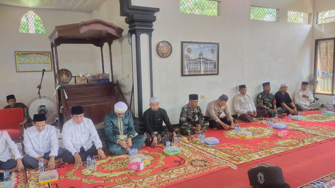 Sinergi Babinsa Koramil 09/Kemuning dan Pemerintah serta Masyarakat dalam Peringatan Maulid Nabi