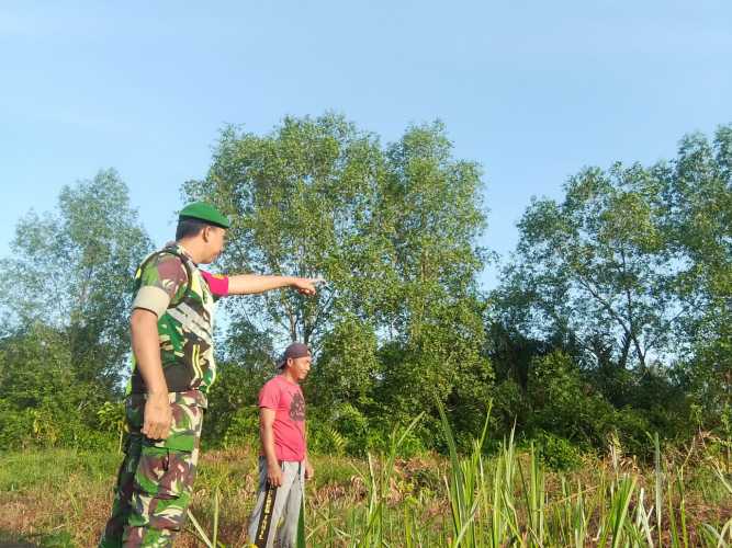 Walau Terik Matahari, Babinsa Koramil 04/Kuindra Tetap Lakukan Patroli