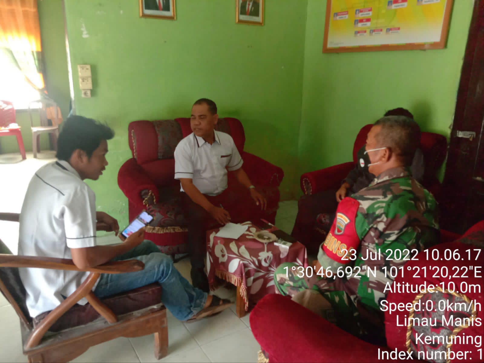 Melalui Komsos, Sertu Adenan Hayat Jalin Hubungan Harmonis Bersam Warga