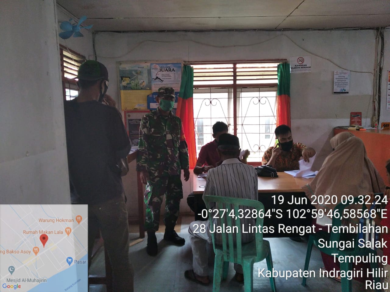 Babinsa Koramil 03/Tempuling Terus Kawal Pembagian BST Ke Masyarakat Terdampak Covid-19