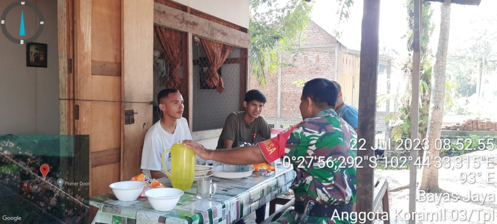 Babinsa Koramil 03/Tpl Serma Damrianto Komsos Dengan Ketua Pemuda Di Desa Binaan