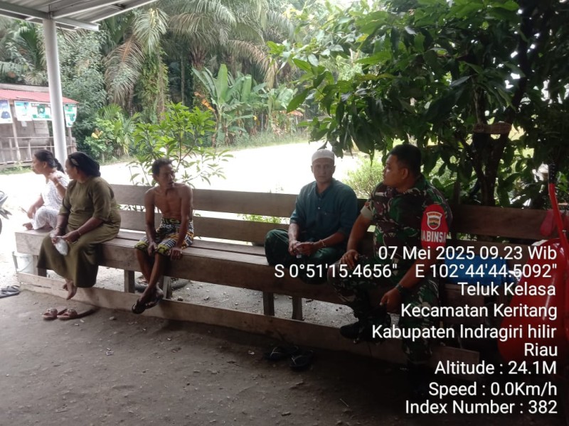 Selalu Ada Dalam Semua Suasana, Babinsa Koramil 09/Kemuning Rutin Melakukan Komsos